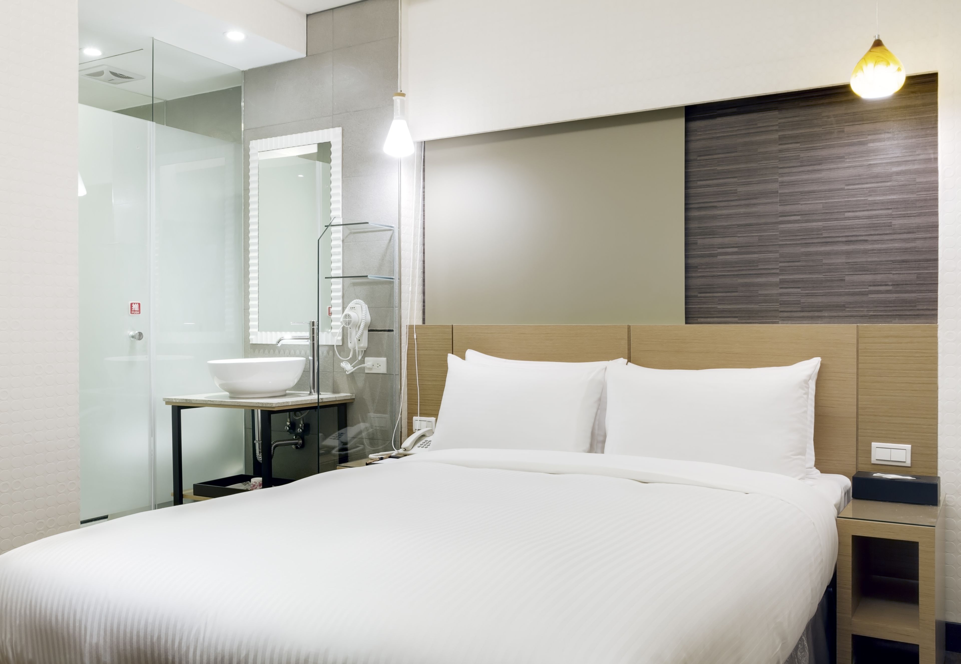 standard room | down duvets, desk, free wifi, bed sheets