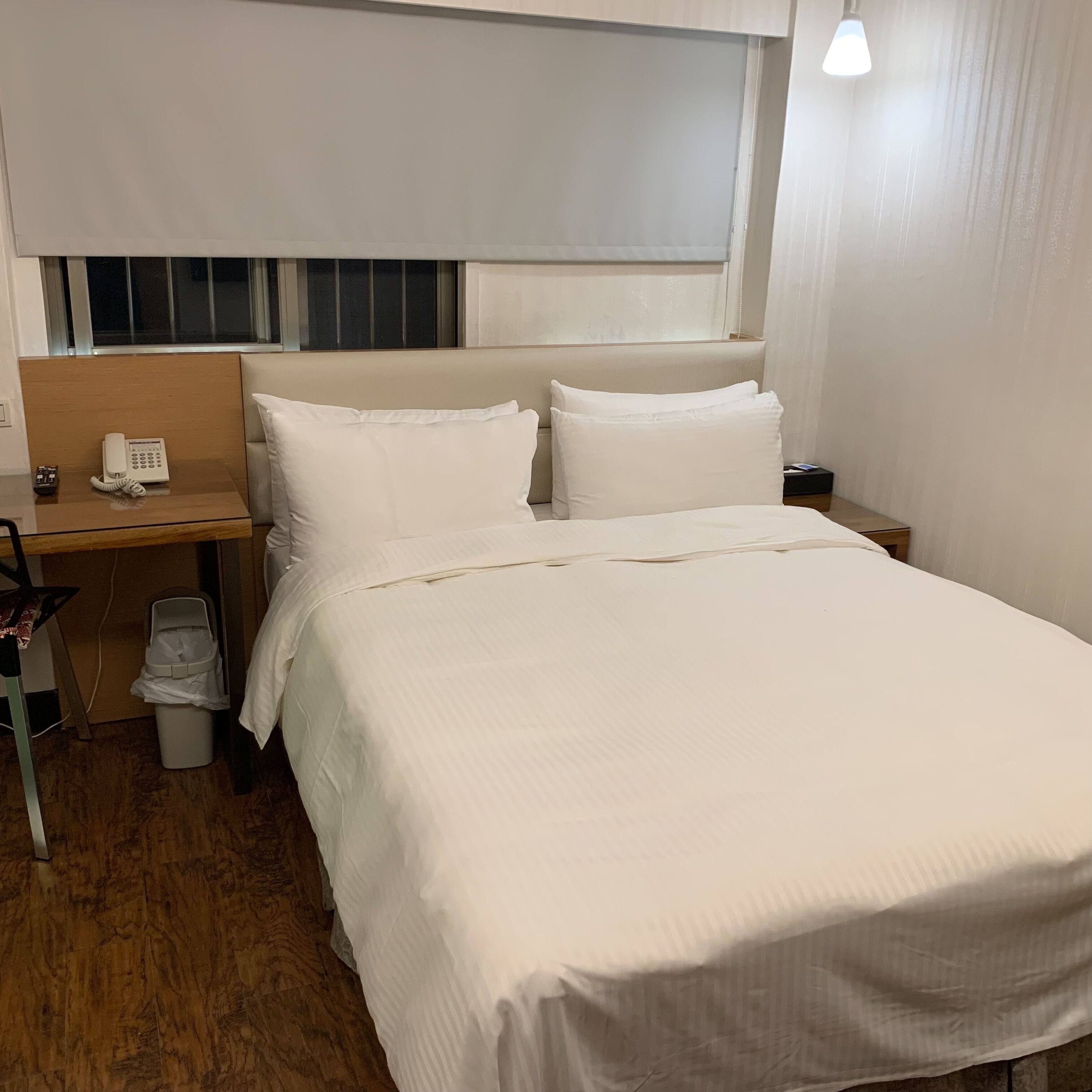 standard room | down duvets, desk, free wifi, bed sheets
