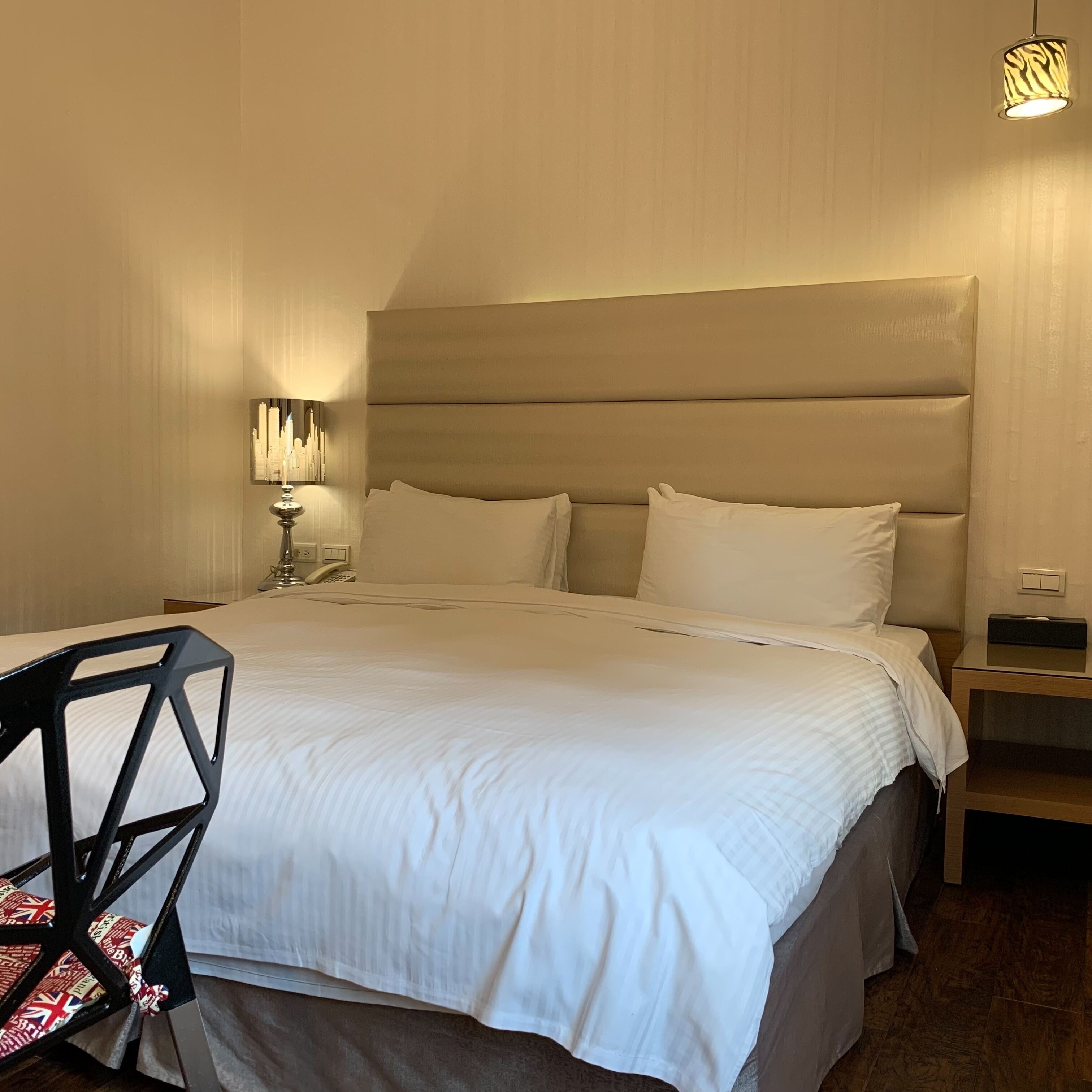 elite room | down duvets, desk, free wifi, bed sheets