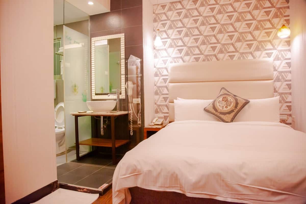 Standard Room | Down duvets, desk, free WiFi, bed sheets