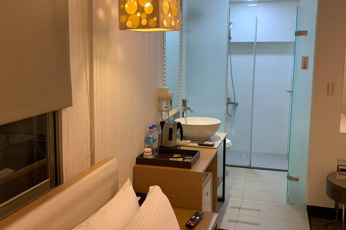 elite room | down duvets, desk, free wifi, bed sheets