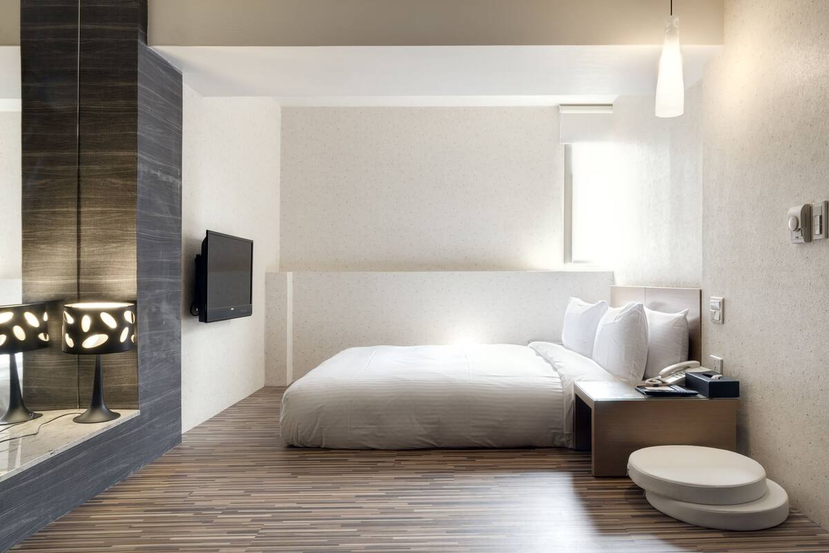 elite room | down duvets, desk, free wifi, bed sheets