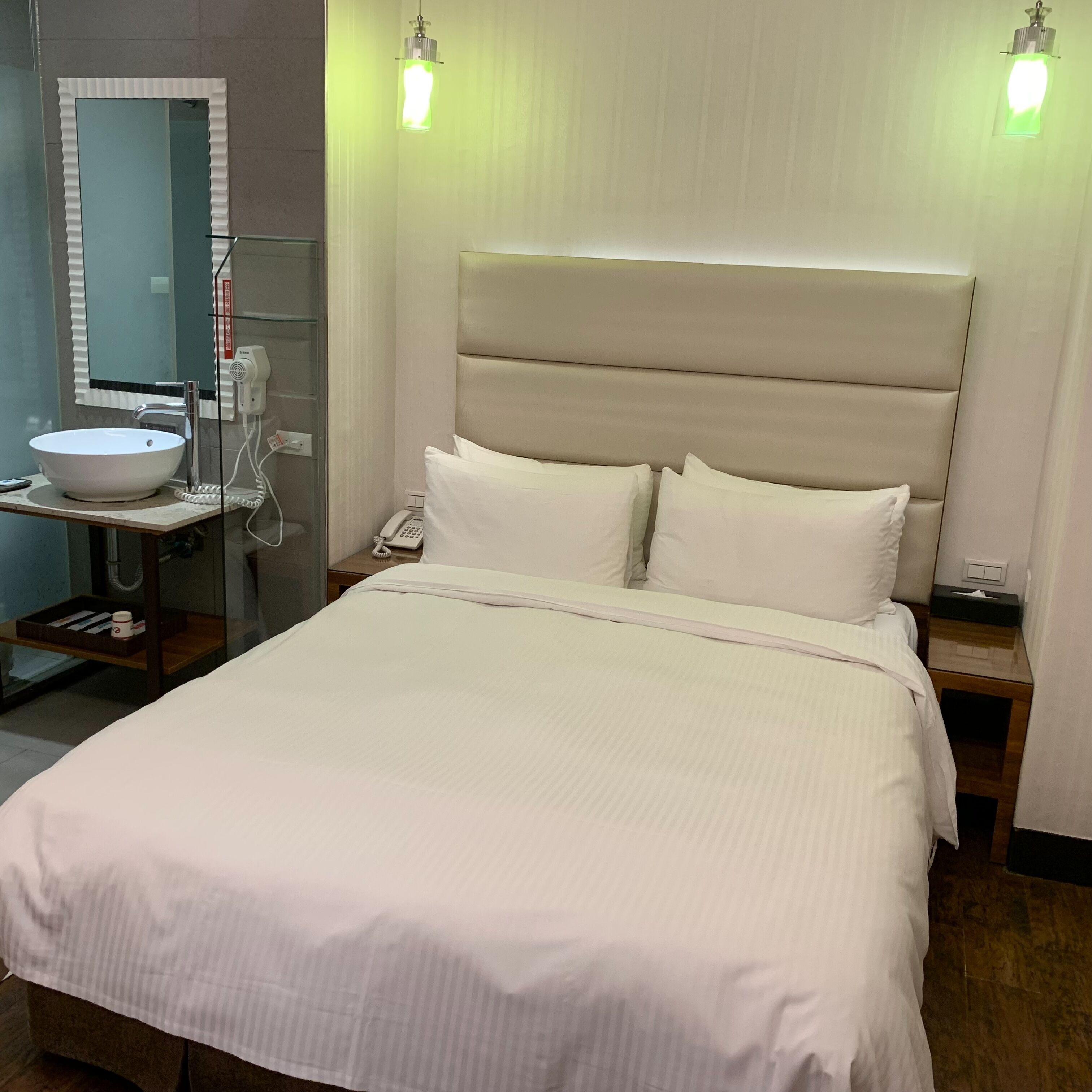 standard room | down duvets, desk, free wifi, bed sheets