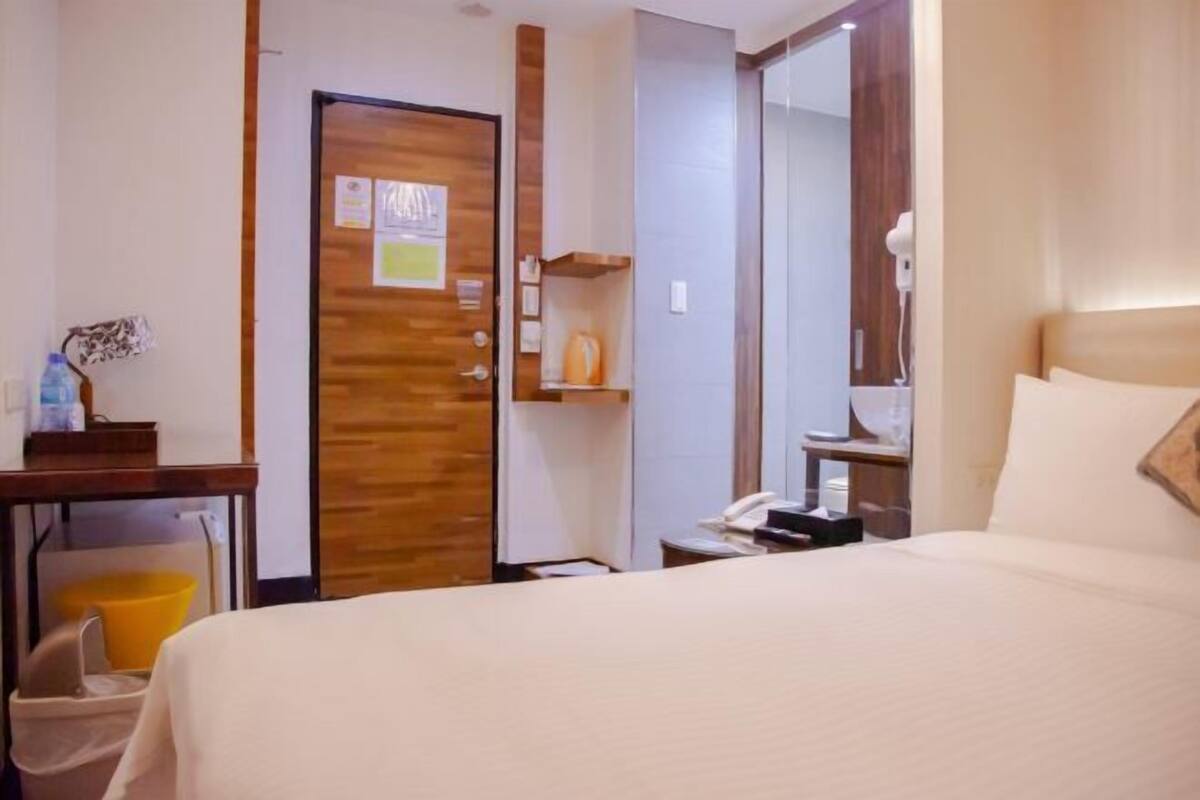 Edredones de plumas, escritorio, wifi gratis y ropa de cama