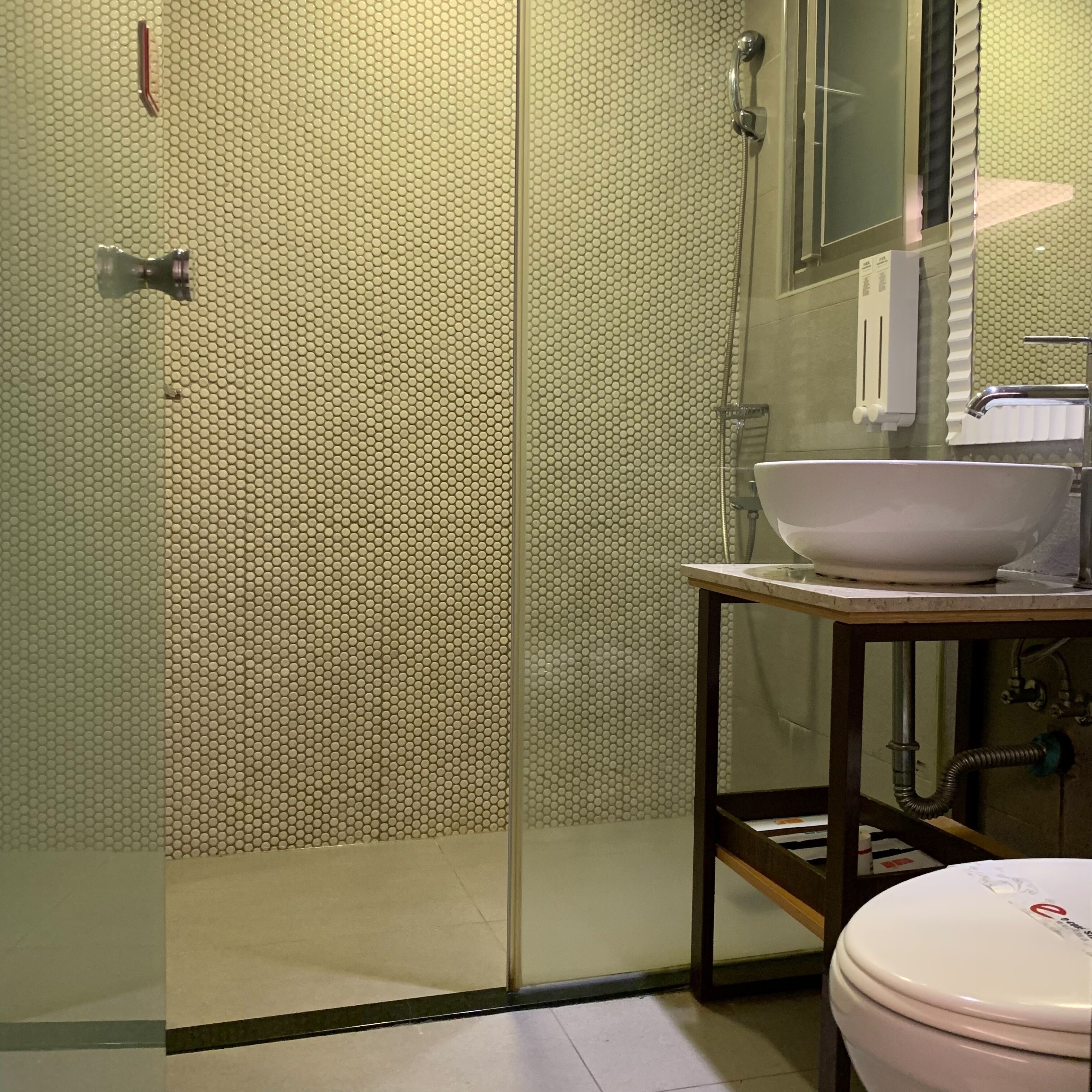 standard room | down duvets, desk, free wifi, bed sheets