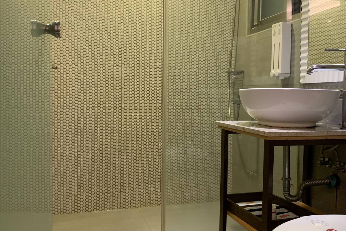 standard room | down duvets, desk, free wifi, bed sheets