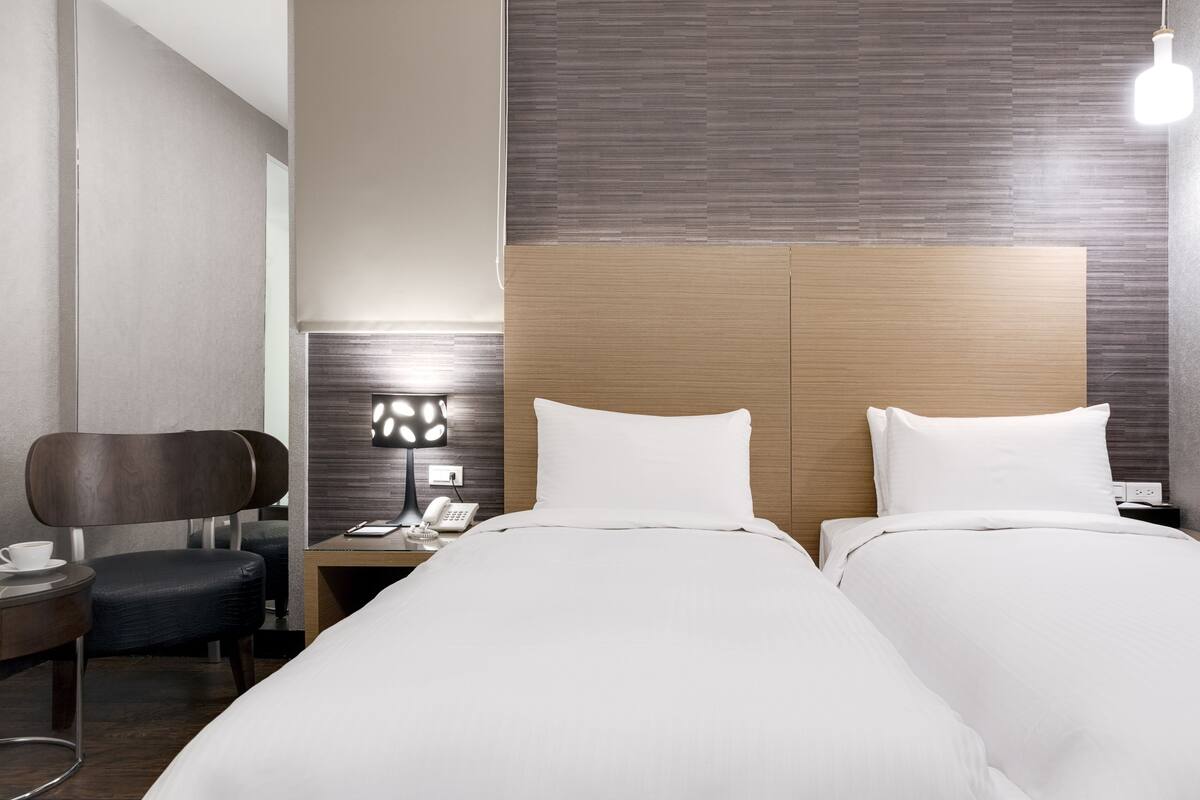 standard room | down duvets, desk, free wifi, bed sheets