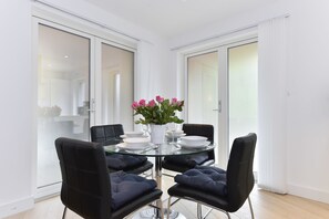 In-room dining - Olive Níké Apartments (London)