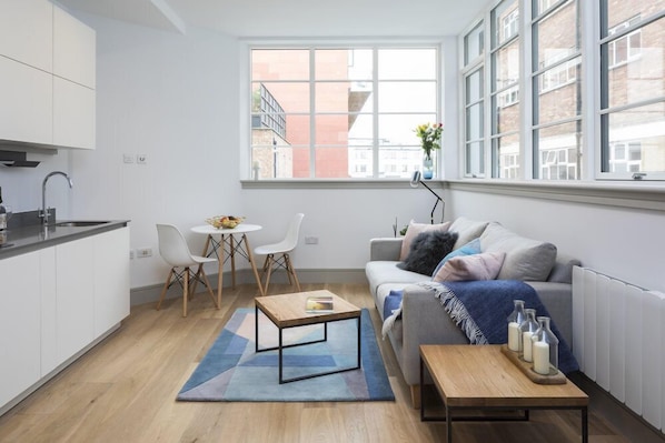 Estudio Confort, 1 cama matrimonial y sofá cama | Área de sala de estar | Televisión 