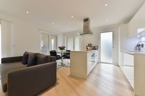 Departamento, 2 habitaciones | Área de sala de estar | Televisión 