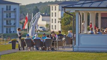 Abendessen, deutsche Küche, Blick auf den Golfplatz