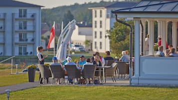 Middag serveres, tyske retter, utsikt mot golfbanen