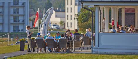 Serviço de jantar, culinária alemã, vistas para o campo de golfe