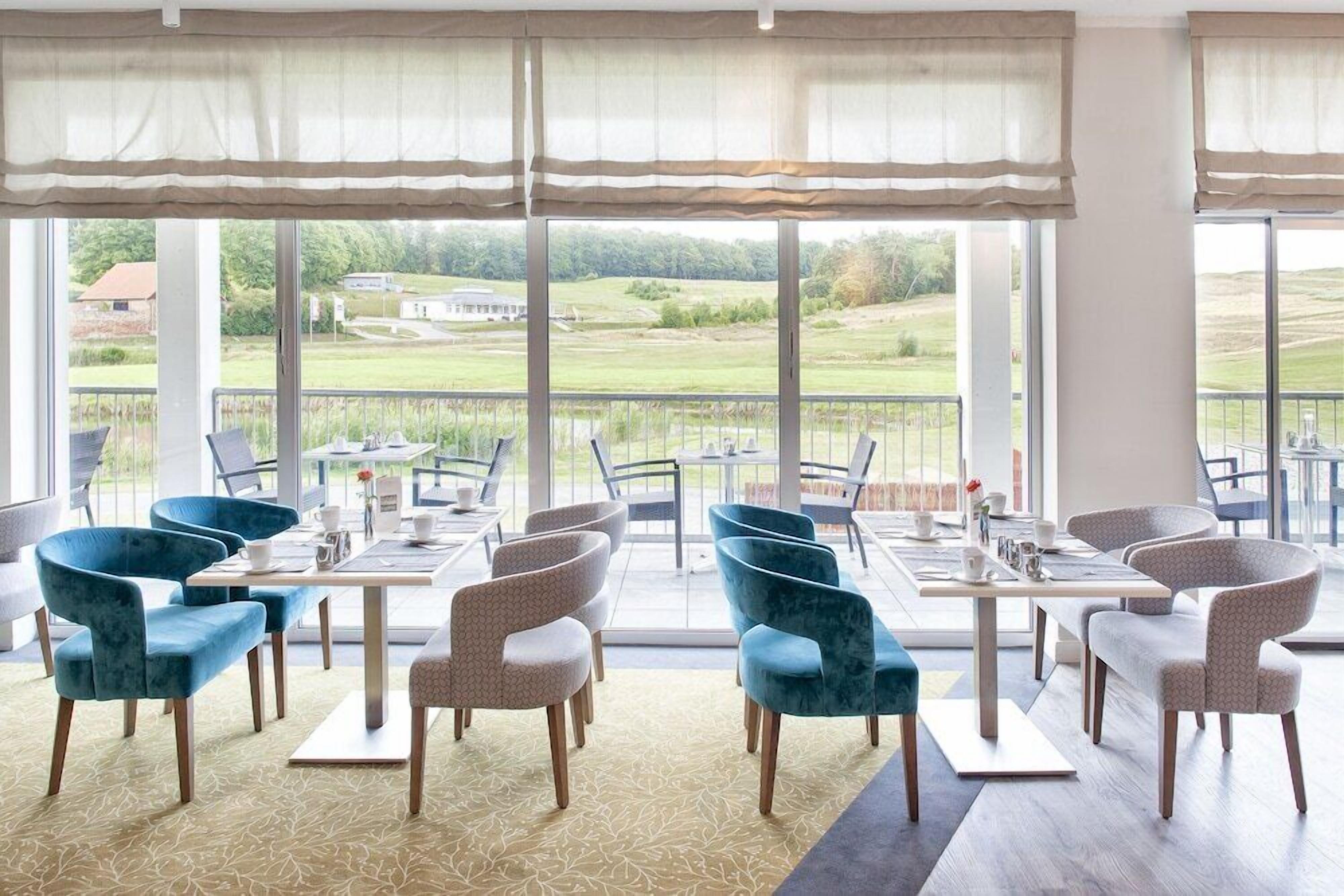 Se sirven cenas y cocina alemana; con vista al campo de golf 