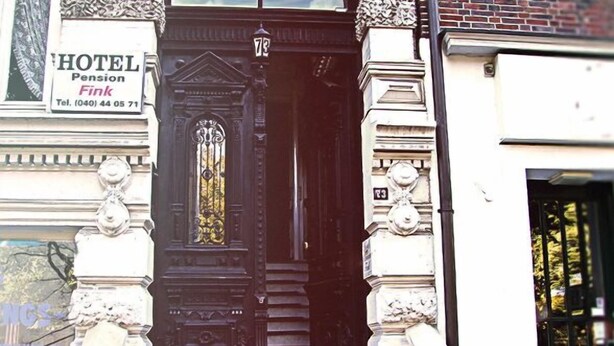 A black double door with a glass panel, flanked by white columns with decorative capitals. A sign above the door reads "HOTEL Pension Fink" with a telephone number. - Hotel-Pension Fink (Hamburg)