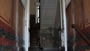 A grand staircase with marble steps and ornate wall panels. - Hotel-Pension Fink (Hamburg)