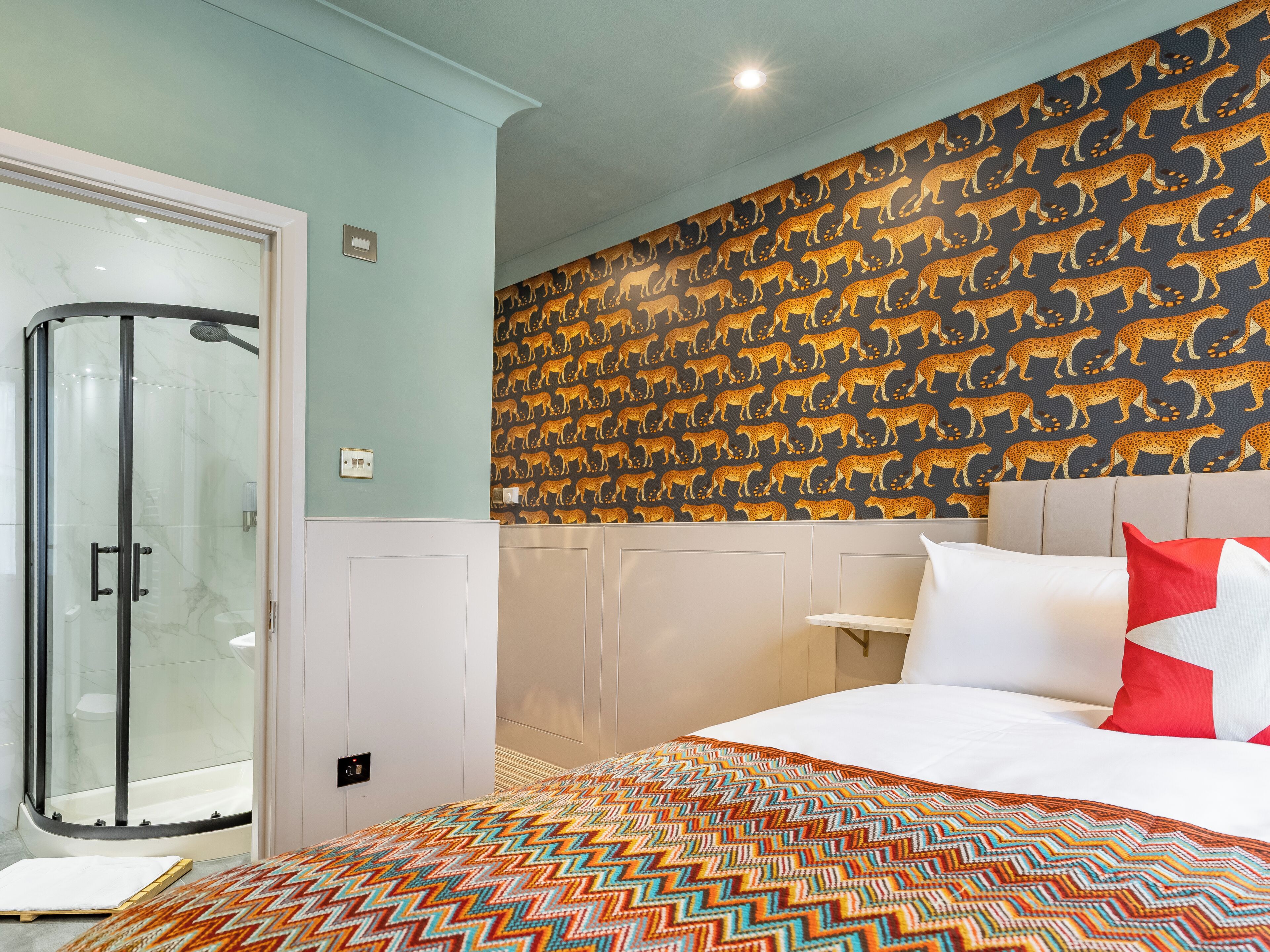 Habitación City doble, baño privado, vistas a la ciudad | Colchones viscoelásticos, decoración individual, mobiliario individual