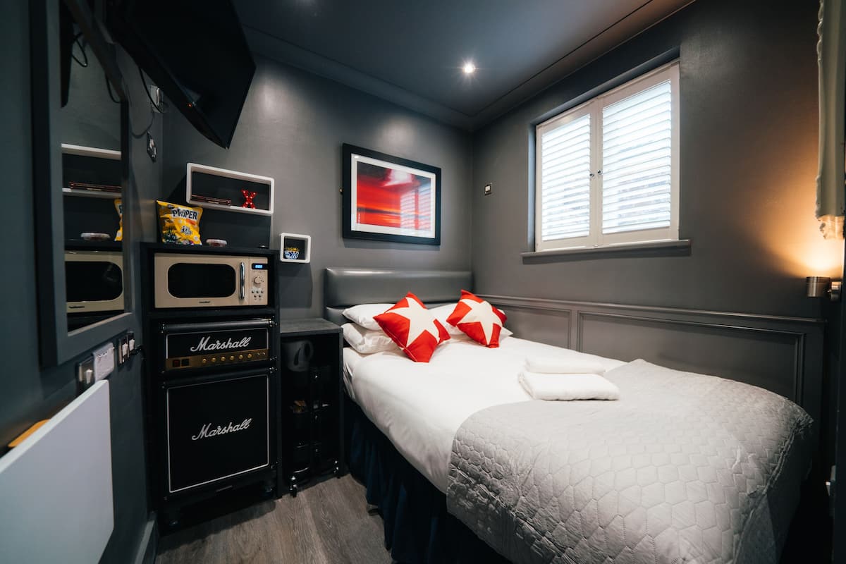 Economy-enkeltværelse - eget badeværelse (The Rokxy Crash -Pad) | Senge med madrasser af memory foam, gratis minibar, individuelt design
