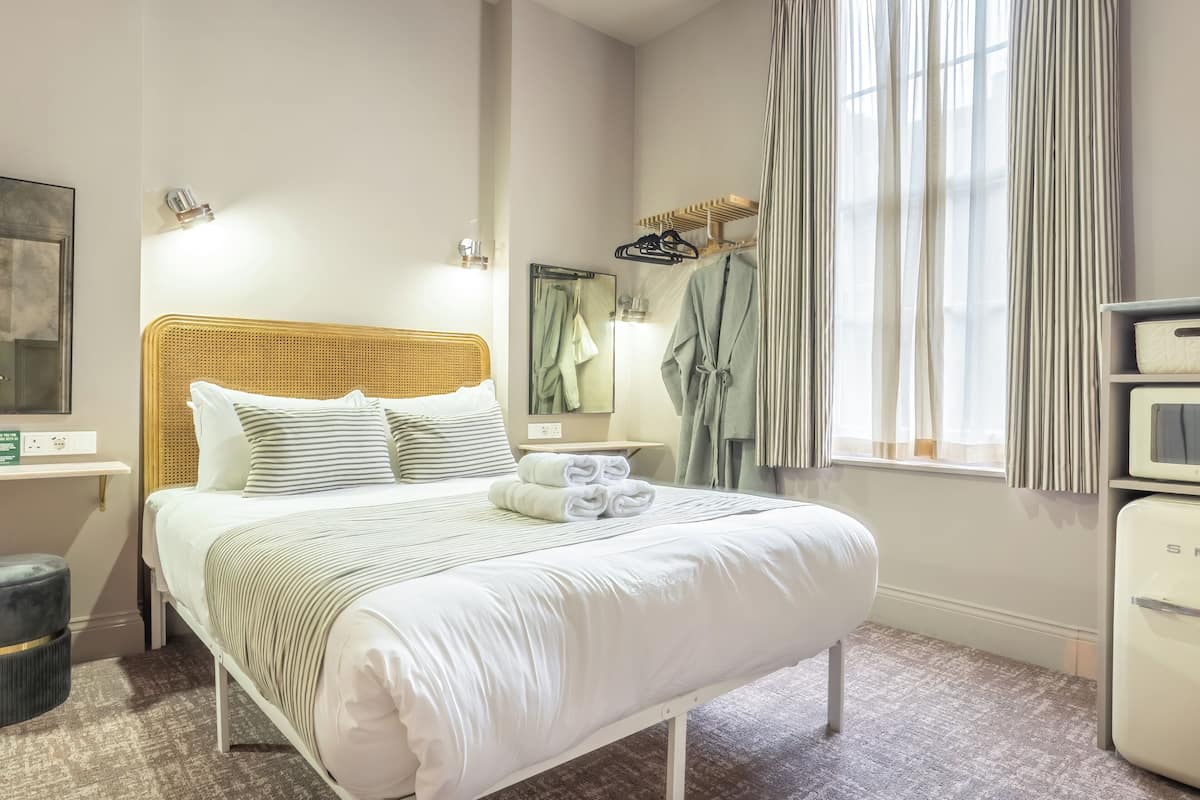 Superior dubbelrum - eget badrum (The Rokxy Queen) | Memory foam-madrasser, individuell inredning och unika möbler