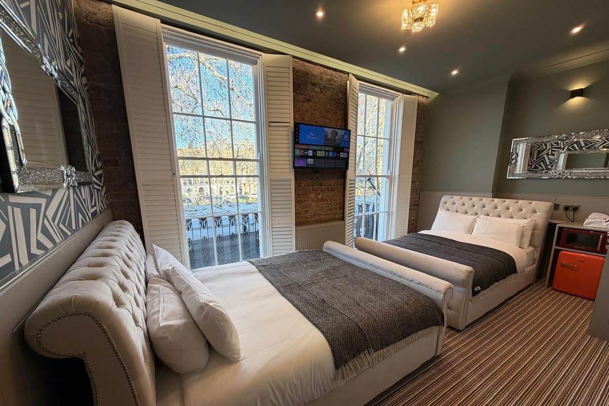 Familjerum för fyra - eget badrum - utsikt mot trädgården (The Roxky) | Memory foam-madrasser, individuell inredning och unika möbler