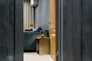 Family Apartment, Ensuite, City View | Living area | Netflix, streaming services - The Rokxy Townhouse - Kings Cross (London)