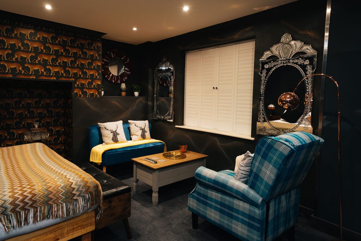 Suite - eget badeværelse (The Rokxy King) | Senge med madrasser af memory foam, gratis minibar, individuelt design
