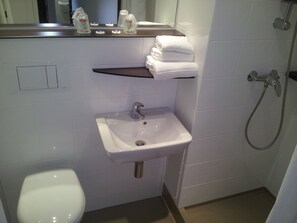 Cortinas blackout, cunas gratuitas, wifi gratis y ropa de cama 