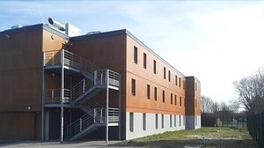 A modern building with a flat roof, a central staircase, and a series of windows. - Fasthôtel Dunkerque (Grande-Synthe)