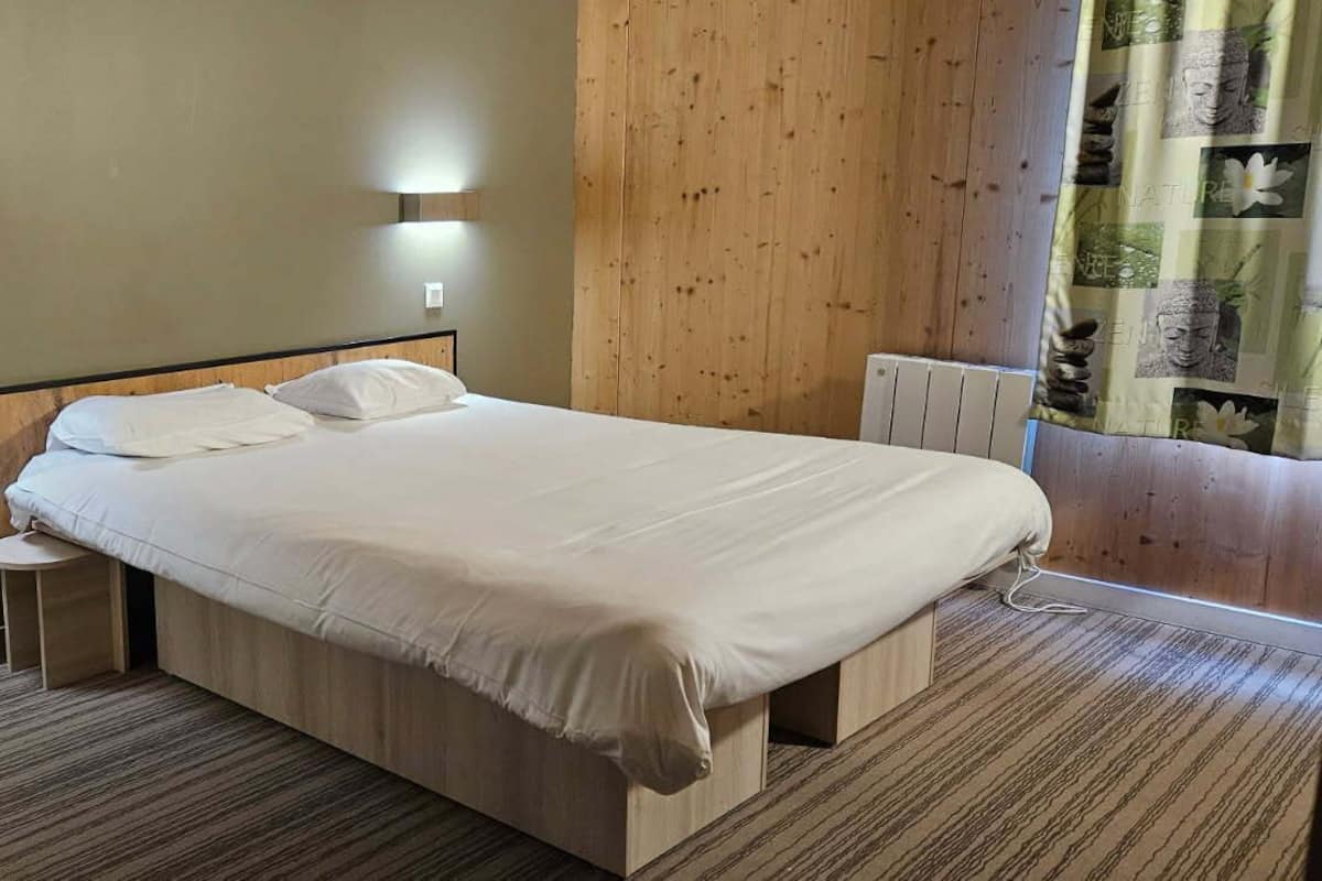 Blackout drapes, cribs (free), WiFi (free), bed sheets
