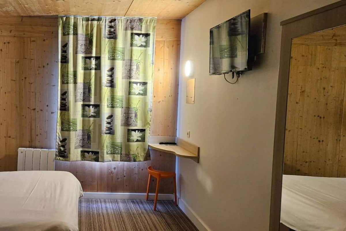 Double Room | Blackout drapes, cribs (free), WiFi (free), bed sheets