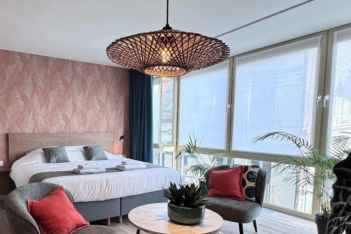 Suite (300, Shower) | Sistema de insonorización, wifi gratis, ropa de cama