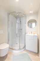 Familienzimmer | Badezimmer | Dusche, Handtücher