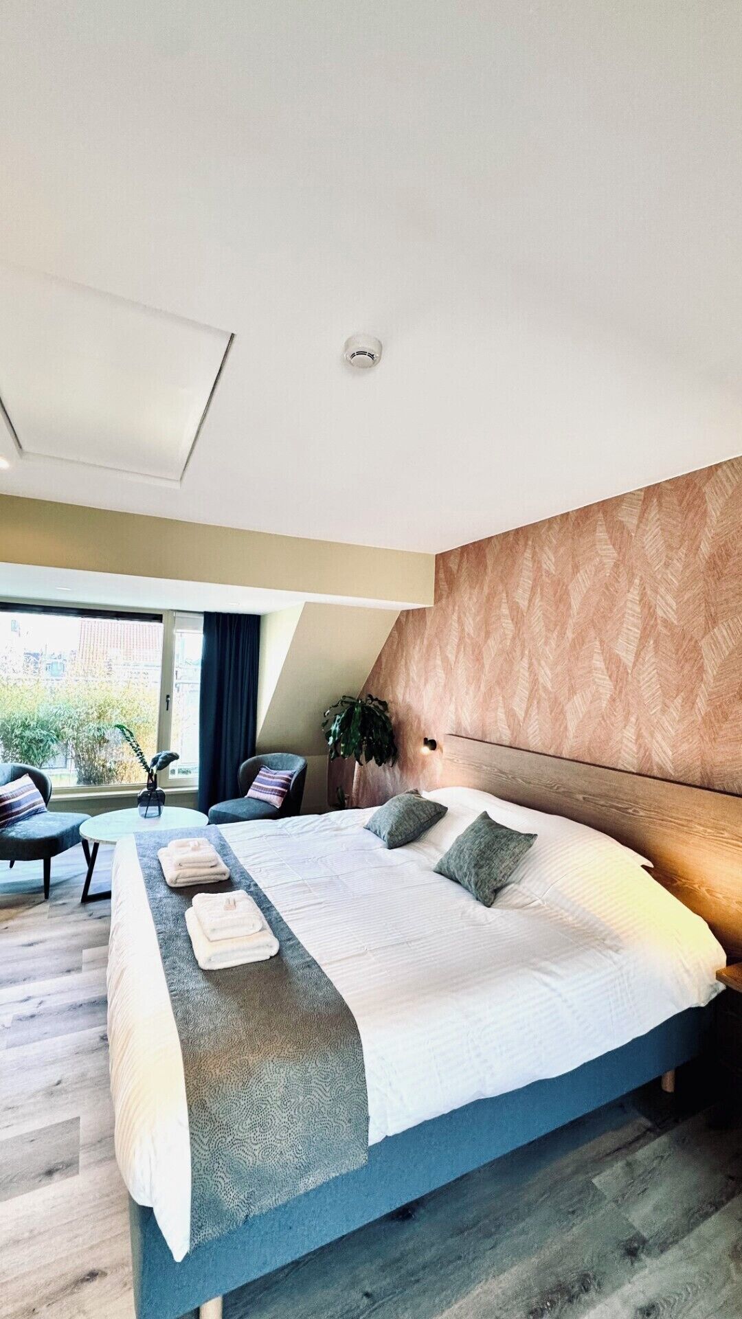 Suite (400, Bathroom) | Soundproofing, free WiFi, bed sheets, wheelchair access