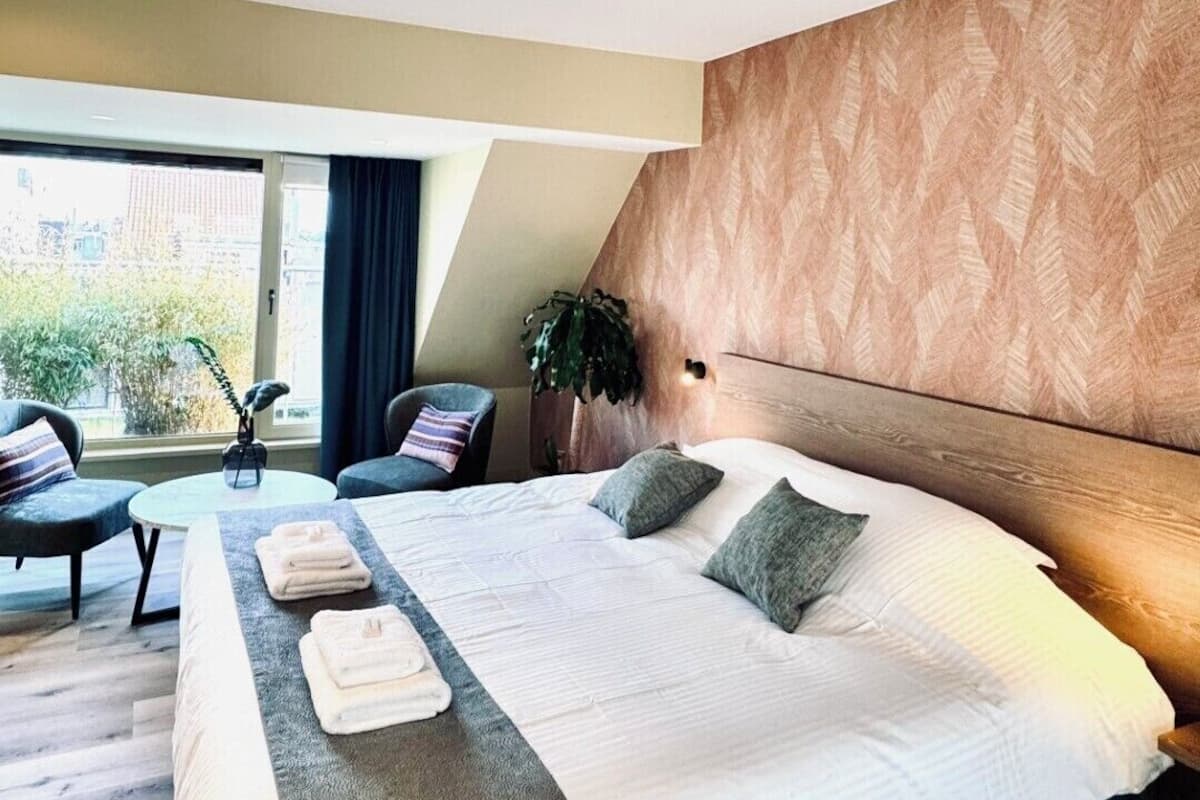 套房 (400, Bathroom) | 隔音、免费 WiFi、床单