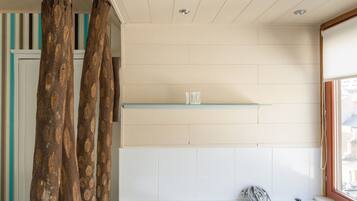 Suite (400, Bathroom) | Badezimmer | Dusche, HandtĂŒcher