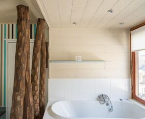 Suite (400, Bathroom) | Bad | Dusj og håndklær