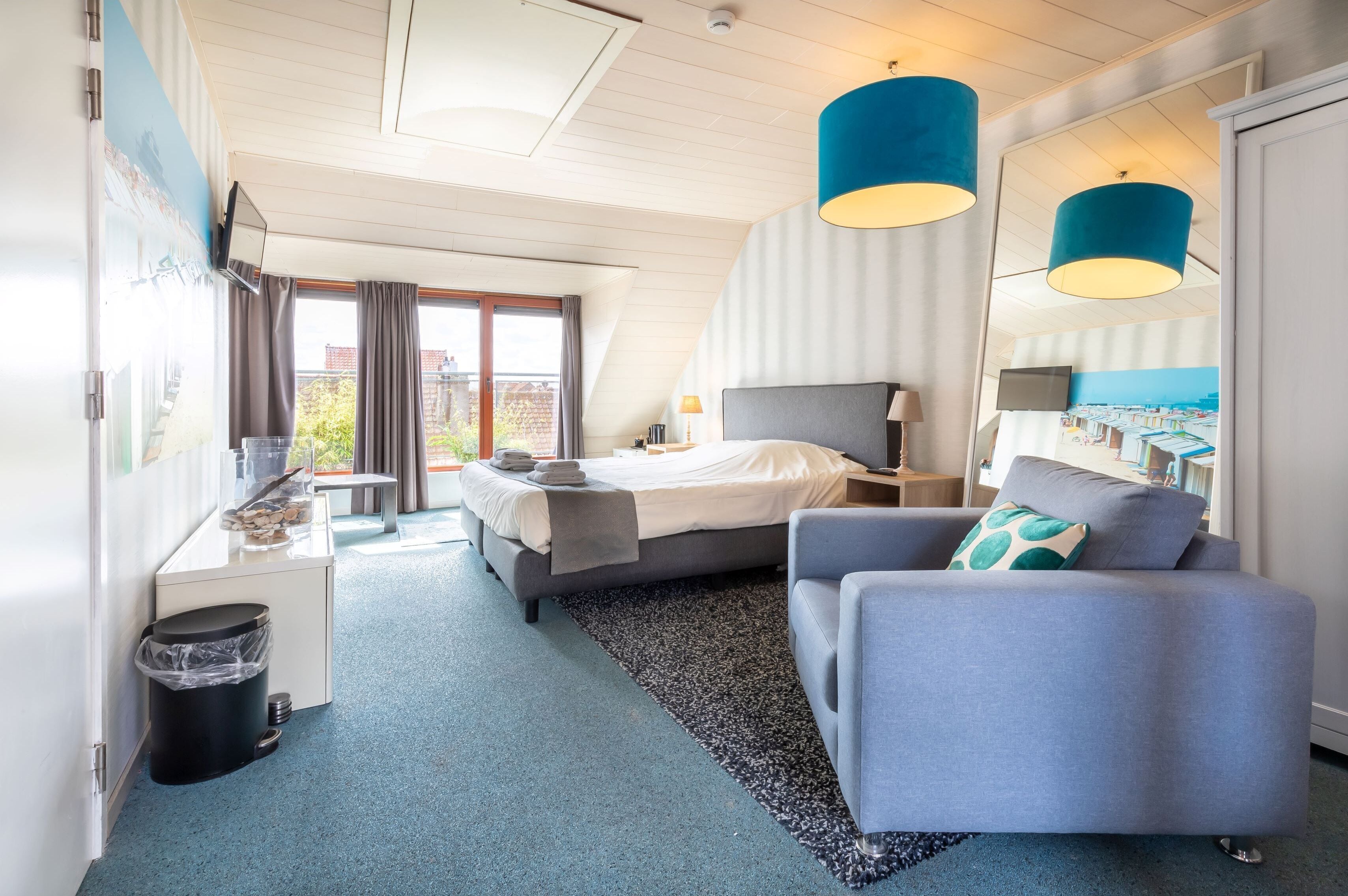 Suite (400, Bathroom) | Lydisolert, wi-fi (inkludert), sengetøy og rullestolvennlig