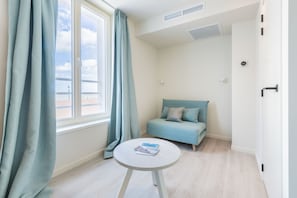 Chambre familiale | Système d’insonorisation, accès au Wi-Fi (inclus), literie fournie