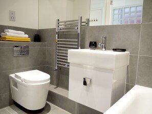 Apartment, 2 Bedrooms | Bathroom | Shower, towels