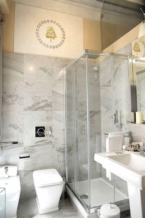 A modern bathroom with a glass-enclosed shower, a white toilet, and a sink. - Residenza d'Epoca - B&B Santa Caterina (Pisa)