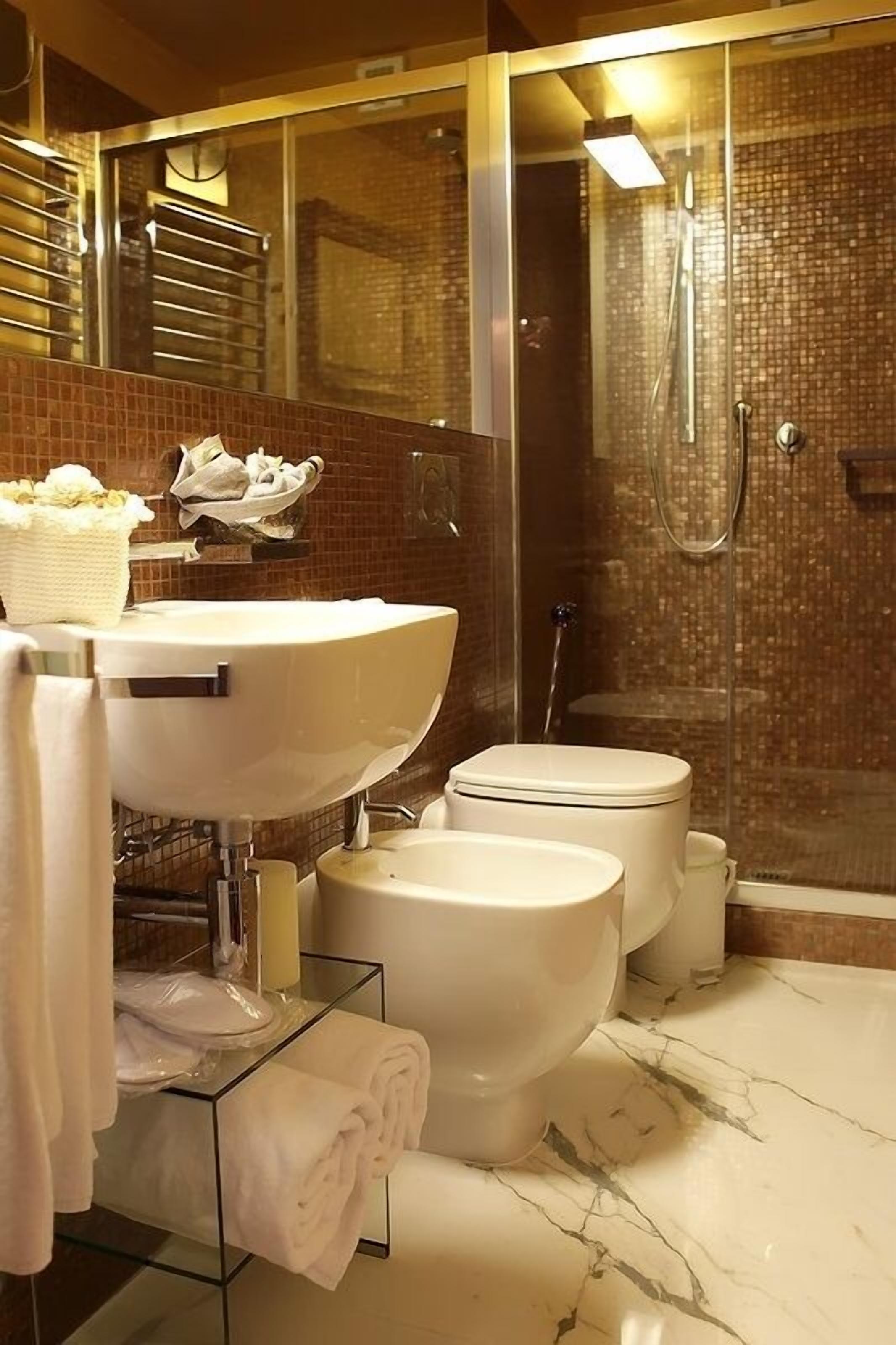 Quarto casal superluxo, 1 cama King | Banheiro | Chuveiro, chuveiro com efeito de chuva, produtos de toalete grátis 