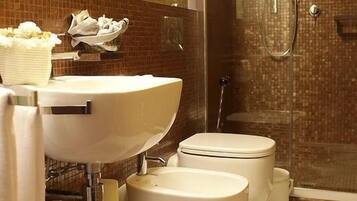 Quarto casal superluxo, 1 cama King | Banheiro | Chuveiro, chuveiro com efeito de chuva, produtos de toalete grátis