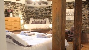 Family Studio, Refrigerator & Microwave | Egyptian cotton sheets, premium bedding, blackout drapes, soundproofing - Auberge Amérik (Québec City)