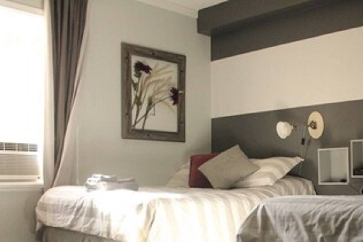 Chambre Standard (Brune) | Draps en coton égyptien, literie de qualité, rideaux d’obscurcissement