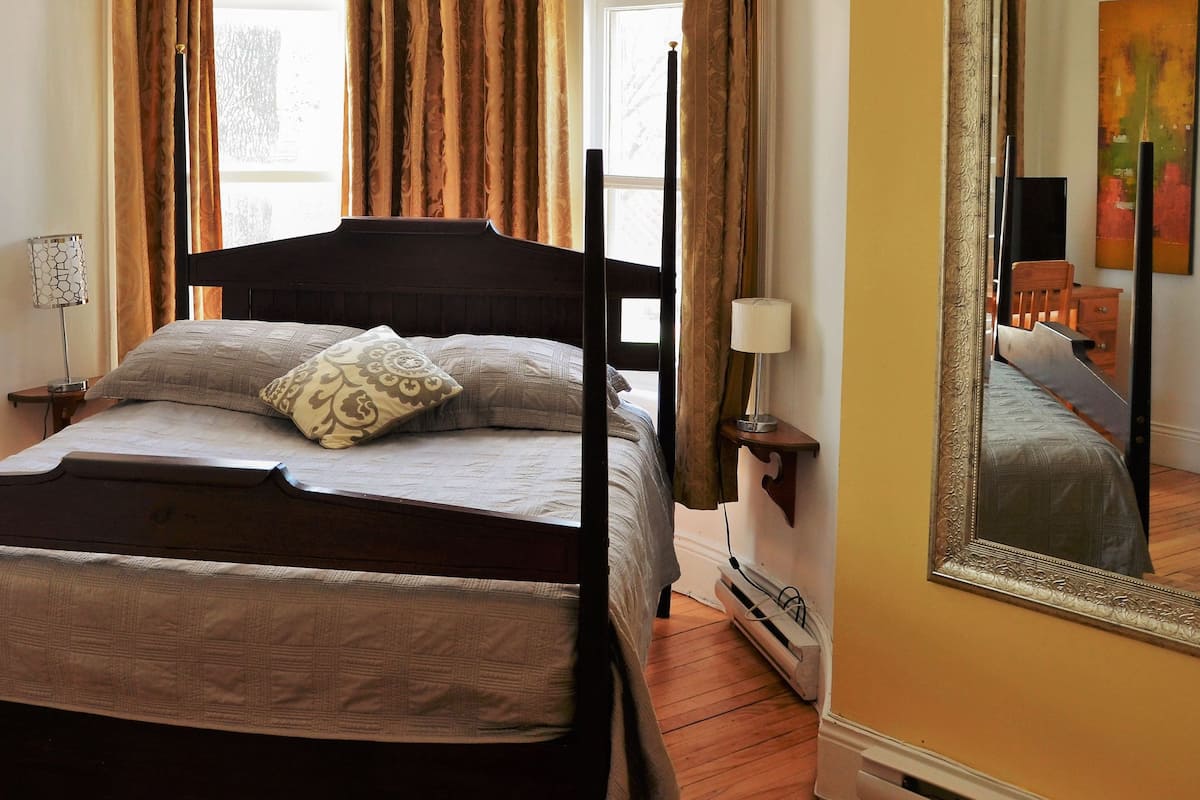 Chambre Classique, 1 lit Queen (Bleue & Jaune)  | Draps en coton égyptien, literie de qualité, rideaux d’obscurcissement