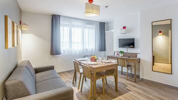 Apartment, 2 Schlafzimmer | Wohnbereich | Flachbildfernseher