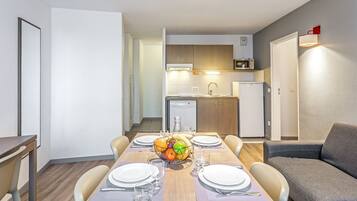 Apartment, 2 Schlafzimmer | Eigene Kochnische | Kühlschrank, Mikrowelle, Herdplatte, Geschirrspüler
