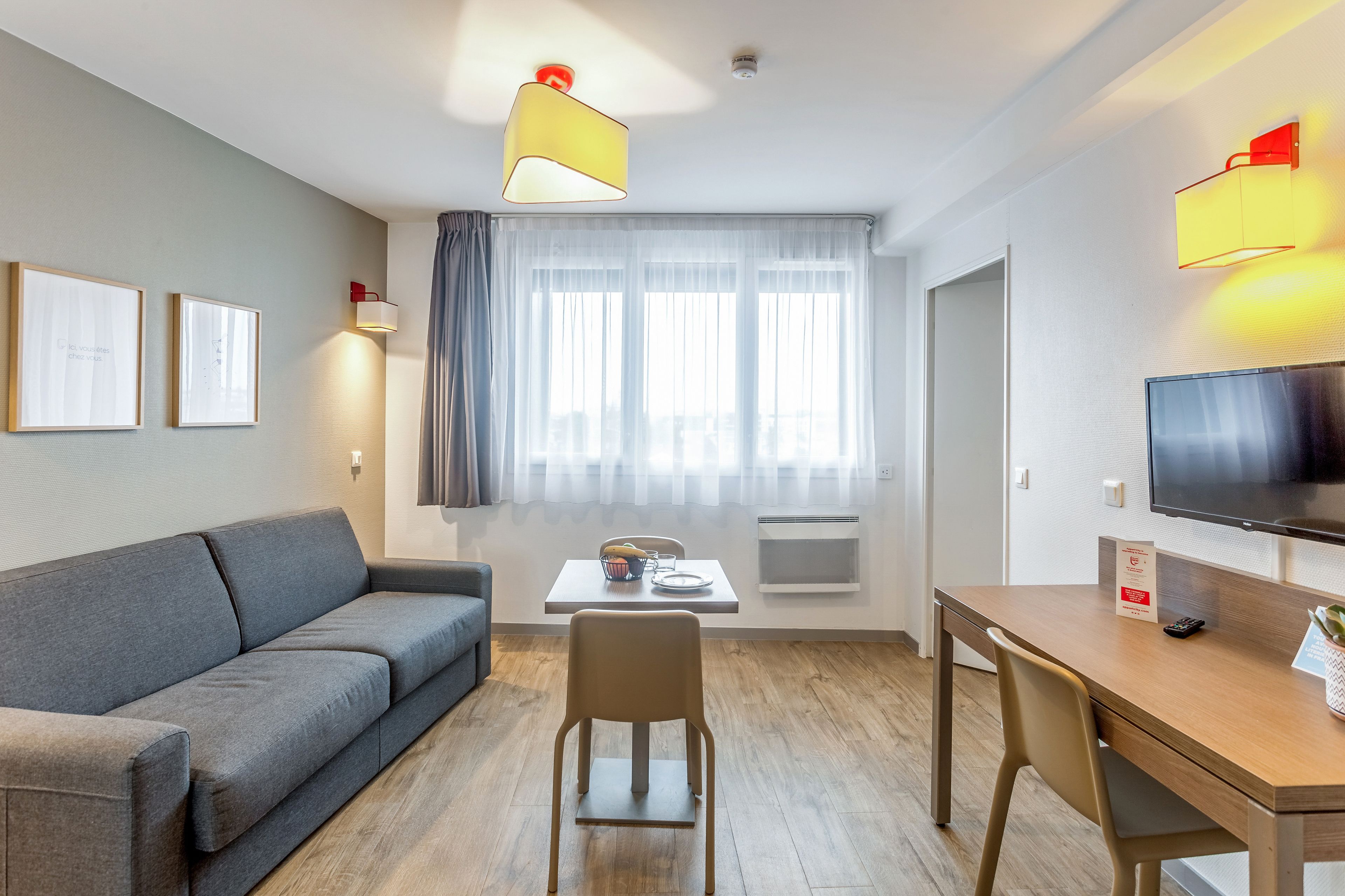 Apartment | Wohnbereich | Flachbildfernseher