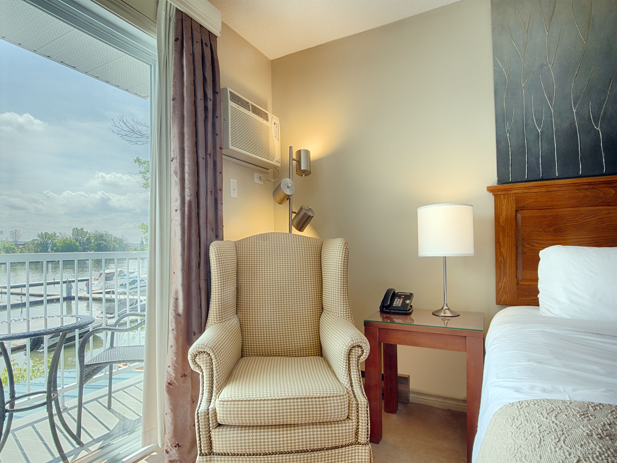 superior room, 1 queen bed | living area | 42-inch tv with digital channels, offices