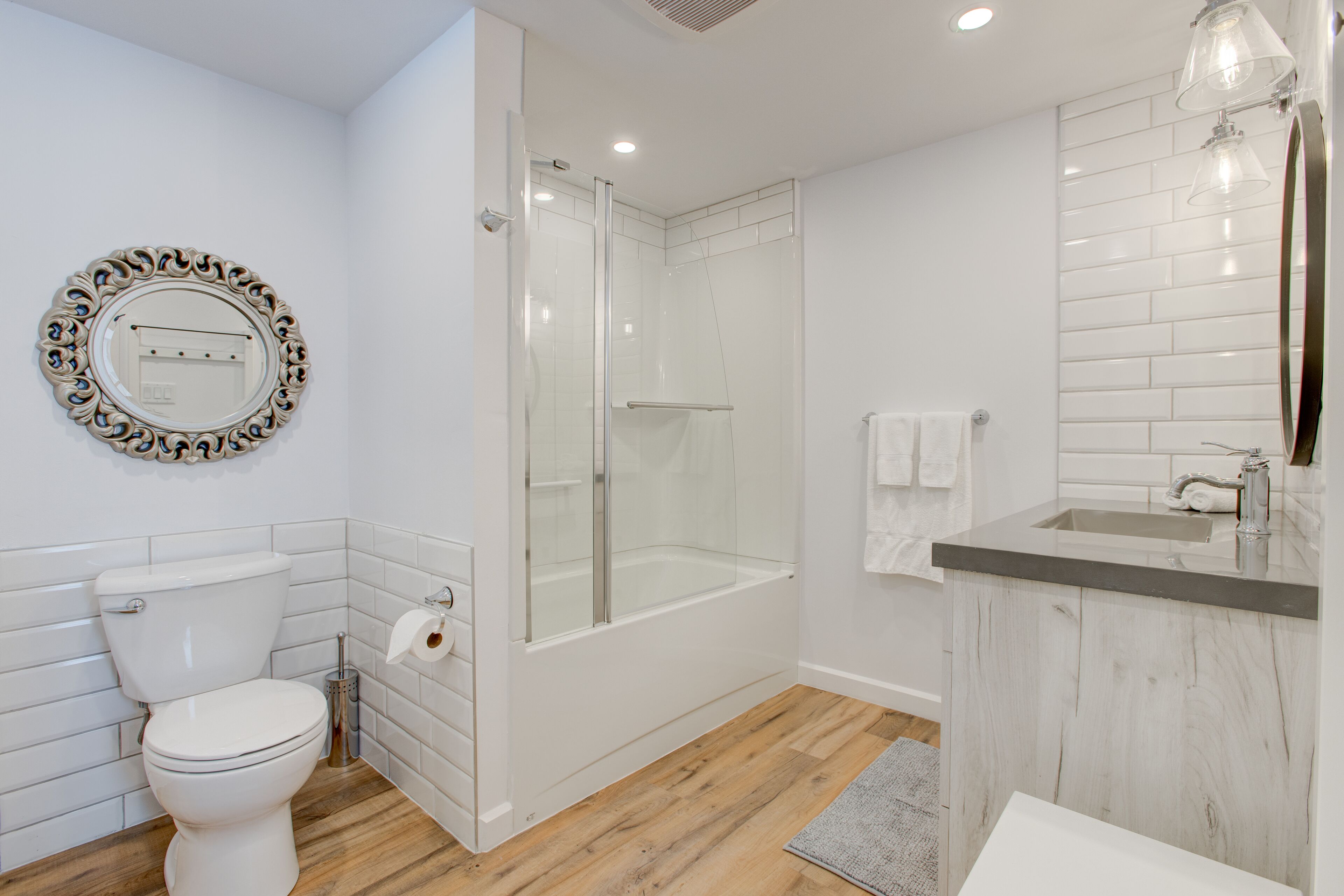 junior suite, 1 king bed | bathroom | free toiletries, hair dryer, towels